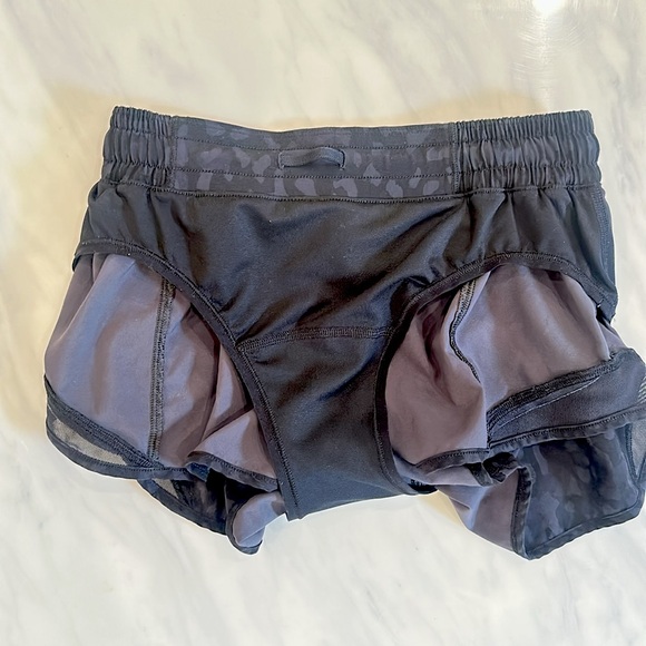 Lululemon Hotty Hot Short II 2.5" Formation Camo Deep Coal Multi Size 4 - Picture 5 of 6